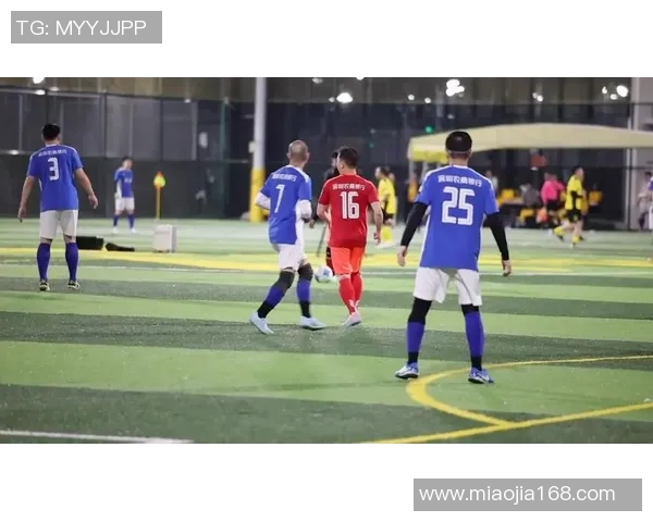 2002年足球明星联手拍摄广告展现激情与魅力的精彩瞬间 2002年足球明星联手拍摄广告展现激情与魅力的精彩瞬间